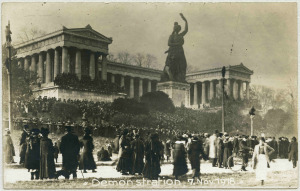 Bild 2 - Haus der Bayerischen Geschichte - Friedensdemonstration auf der Münchner Theresienwiese am 07. November 1918 ©HdBG Bild 2 - Haus der Bayerischen Geschichte - Friedensdemonstration auf der Münchner Theresienwiese am 07. November 1918 ©HdBG