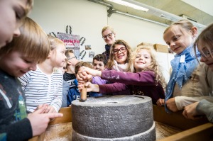 Bild 4 - LWL Römermuseum - Kinder probieren eine römische Mühle aus. Bildnachweis: LWL/P. Jülich